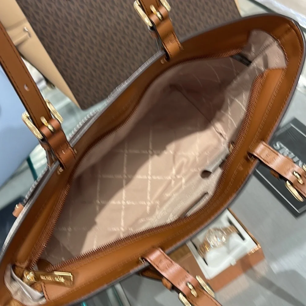 MICHAEL KORS JET SET TRAVEL MEDIUM DOUBLE POCKET TOTE 
VANILLA SIGNATURE
NWT - Picture 11 of 16